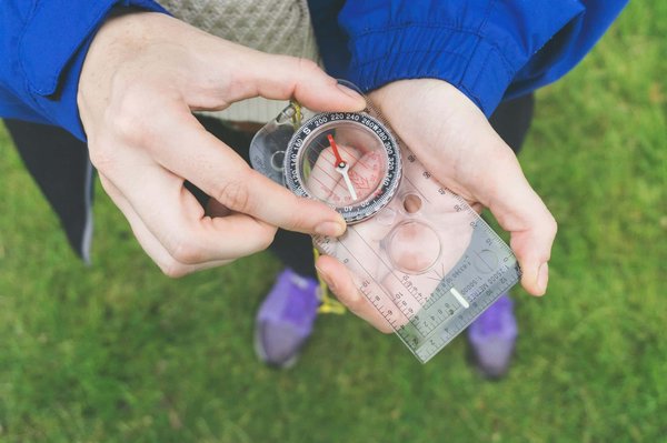 Quels sont les conseils pour une exploration des temples jonchés de jungle au Cambodge?